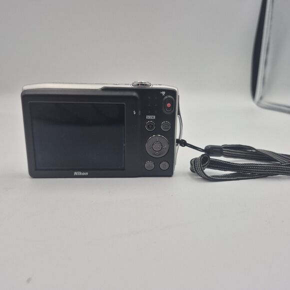 Nikon COOLPIX S3300 Silver Compact Digital Camera USED TESTED - Picture 2 of 8